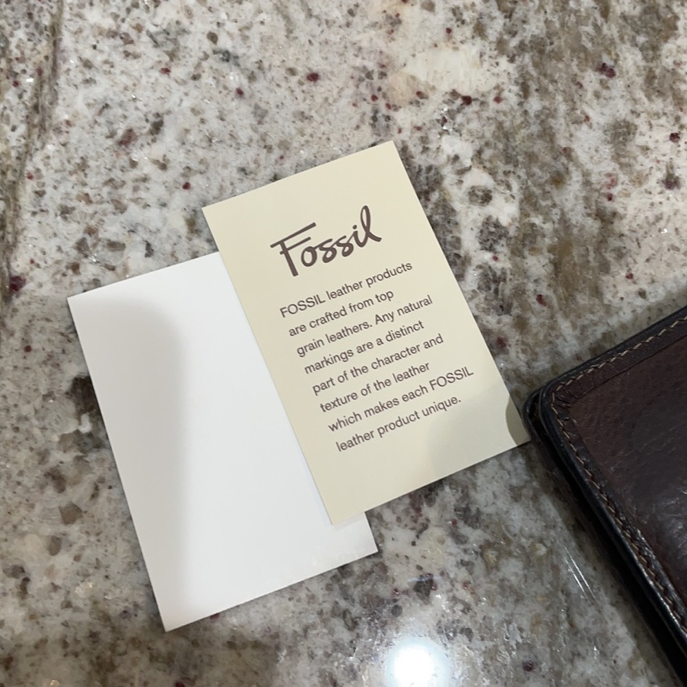 Fossil Wallet. Used. Condition Is Fair. Some Wear. - image 5